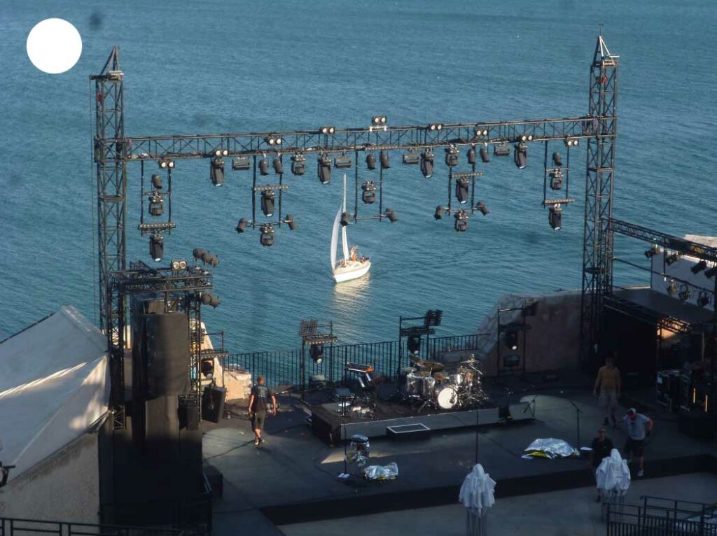 Bateaux passant au-dessus de la scène du Théâtre de la Mer à Sète, offrant une perspective spectaculaire entre mer et architecture.