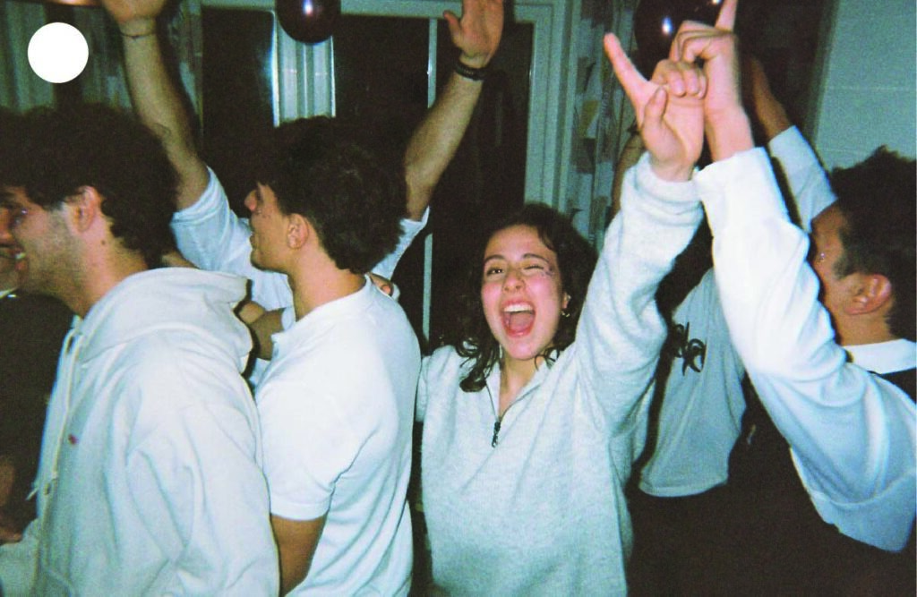 Personnes faisant la fête, dansant et chantant ensemble, immortalisant un moment de joie collective et d’énergie festive.