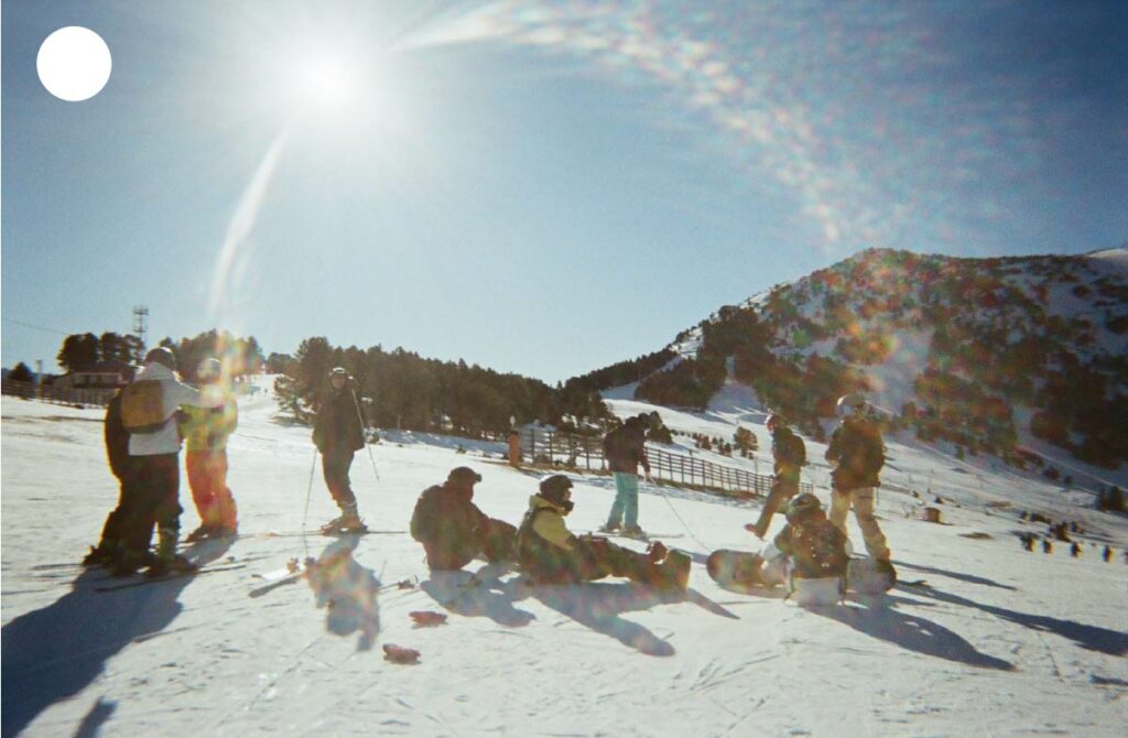 Photographie sur les pistes de ski enneigées, mettant en valeur l’énergie et la sensation de liberté en montagne.