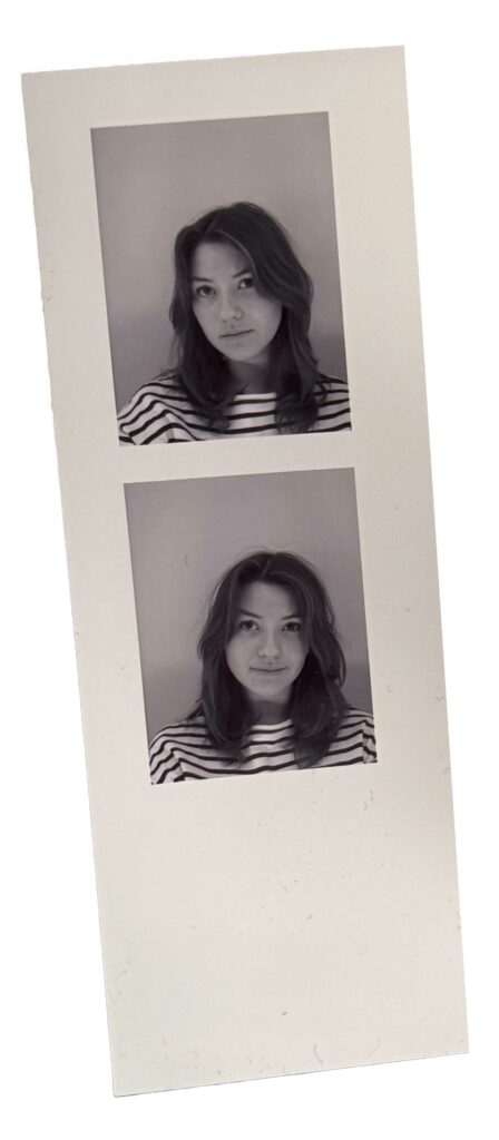 Autoportrait en photomaton noir et blanc, photographie portrait minimaliste avec expression naturelle et lumière contrastée.